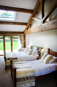 Un pat sau paturi într-o cameră la Green Grove Country House