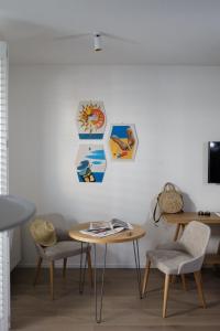 Televízia a/alebo spoločenská miestnosť v ubytovaní Hotel Savoy