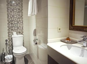 A bathroom at The Parma Hotel Downtown