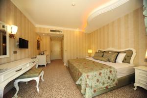 Postel nebo postele na pokoji v ubytování Grand Gocek Hotel