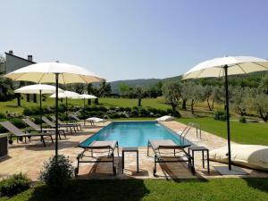 The swimming pool at or close to Relais Casale Valigi