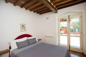 a bedroom with a bed and a large window at Il Poggio Marcuccio in Lacona