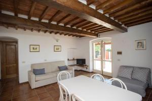 a living room with a couch and a table at Il Poggio Marcuccio in Lacona