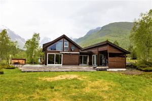 HornindalにあるRiversideの山を背景にした木造家屋