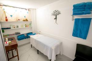 a small room with a bed and blue towels at Hotel Termasol in Termas de Río Hondo