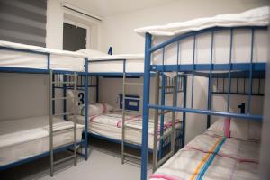 Двох'ярусне ліжко або двоярусні ліжка в номері Hostel Boje