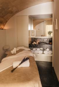 Postel nebo postele na pokoji v ubytování Faustino Gran Relais & Chateaux