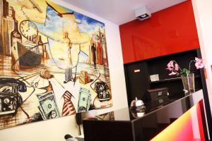 un ufficio con un grande dipinto sul muro di Hotel Grey a Lussemburgo