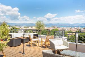 アンティーブにあるBest Western Hôtel Journel Antibes Juan-les-Pinsのパティオ(椅子、テーブル付)