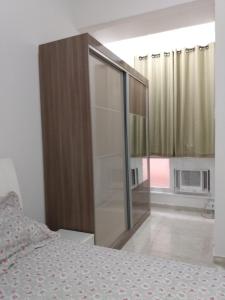 里约热内卢O melhor ponto de acesso do Rio的卧室设有玻璃隔板和床