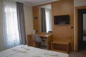 Postel nebo postele na pokoji v ubytování Prince Cyril Hotel
