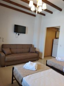 a living room with a couch and a tv at Casa del centro in Kardámyla