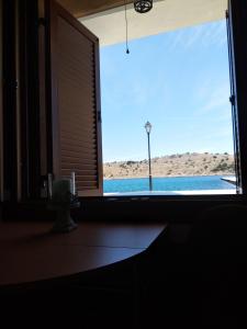 a bathroom window with a view of a pool at Casa del centro in Kardámyla