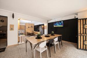 TV a/nebo společenská místnost v ubytování Piraeus Premium Suites