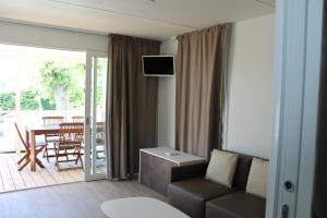 TV a/nebo společenská místnost v ubytování Camping Porto srl