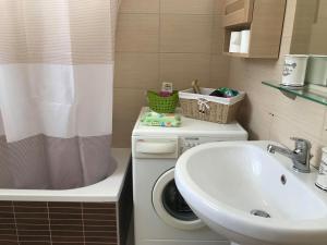 A bathroom at Anastasia's maison Még 14 kép