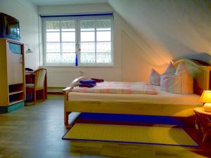 a bedroom with a bed and a window at Golfcentrum Schloss Karnitz Rügen in Garz