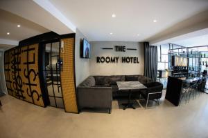 The Roomy Hotel Şişli في إسطنبول: غرفة معيشة مع أريكة وطاولة