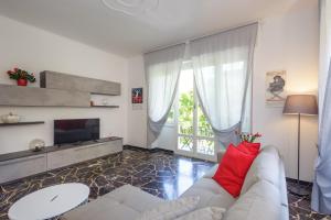ein Wohnzimmer mit einem weißen Sofa und einem TV in der Unterkunft Casa Celine in Chiavari