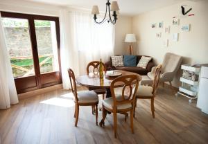 uma sala de estar com uma mesa e cadeiras e um sofá em Le gîte des Histoires em Kientzheim