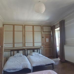 ミュラにあるRelais des castorsの窓付きの客室で、ベッド2台が備わります。