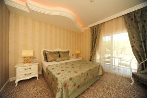 Postel nebo postele na pokoji v ubytování Grand Gocek Hotel