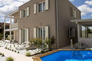 Bazén v ubytovaní Home Suites Home alebo v jeho blízkosti