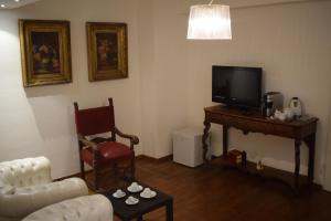 un soggiorno con divano e TV di House System a Giarre