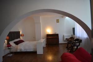 1 dormitorio con cama, mesa y escritorio en House System, en Giarre