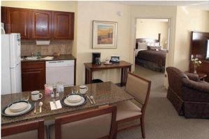 cocina y sala de estar con mesa y sofá en Staybridge Suites - Kansas City-Independence, an IHG Hotel, en Independence