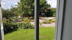 Blick auf den Garten aus dem Fenster in der Unterkunft Hedemora Stadshotell in Hedemora