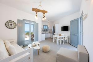 una sala de estar con un sofá y una mesa en Agkairia´s House, en Angairiá