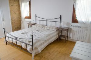een slaapkamer met een groot bed en een tafel bij Agriturismo Monte Scala in Taglio di Po