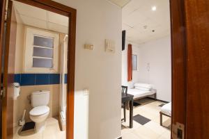 Safestay Barcelona Passeig de Gràcia的一间浴室
