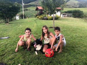 
A family staying at Quinta do Papagaio
