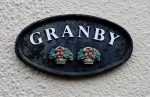 Een zwarte badge met het woord oma erop. bij Granby in Nailsworth