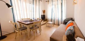ein Wohnzimmer mit einem Tisch und einem Sofa in der Unterkunft la casa de dias soleados in Denia
