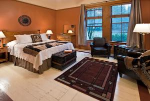 Ένα ή περισσότερα κρεβάτια σε δωμάτιο στο McCloud Hotel