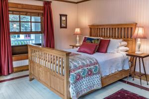 Ένα ή περισσότερα κρεβάτια σε δωμάτιο στο McCloud Hotel