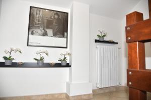 un soggiorno con TV a parete e piante di Villa Turati a Pescara