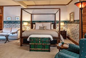 Ένα ή περισσότερα κρεβάτια σε δωμάτιο στο McCloud Hotel