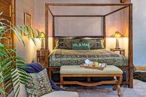 Ένα ή περισσότερα κρεβάτια σε δωμάτιο στο McCloud Hotel