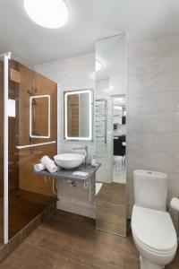 Phòng tắm tại Avangard on Shpytalna St 20a Apart