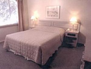 En eller flere senge i et værelse på Clayton Monash Motor Inn & Serviced Apartments