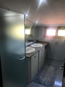 Un baño con dos lavabos y un espejo. en CASAMARTY, en San Cesareo 5 fotos más