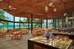 Krystal Grand Cancun All Inclusive餐廳或用餐的地方
