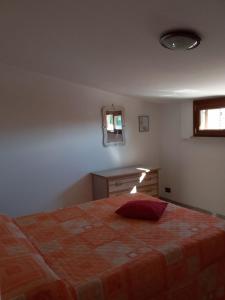 1 dormitorio con cama, escritorio y ventana en CASAMARTY, en San Cesareo