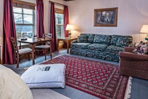Χώρος καθιστικού στο McCloud Hotel