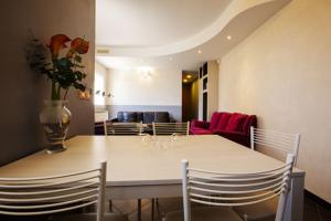 een eetkamer met een witte tafel en stoelen bij Ca Mè in Monterosso al Mare