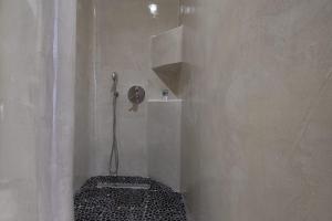 Cyclops Beach Apartments的一间浴室
